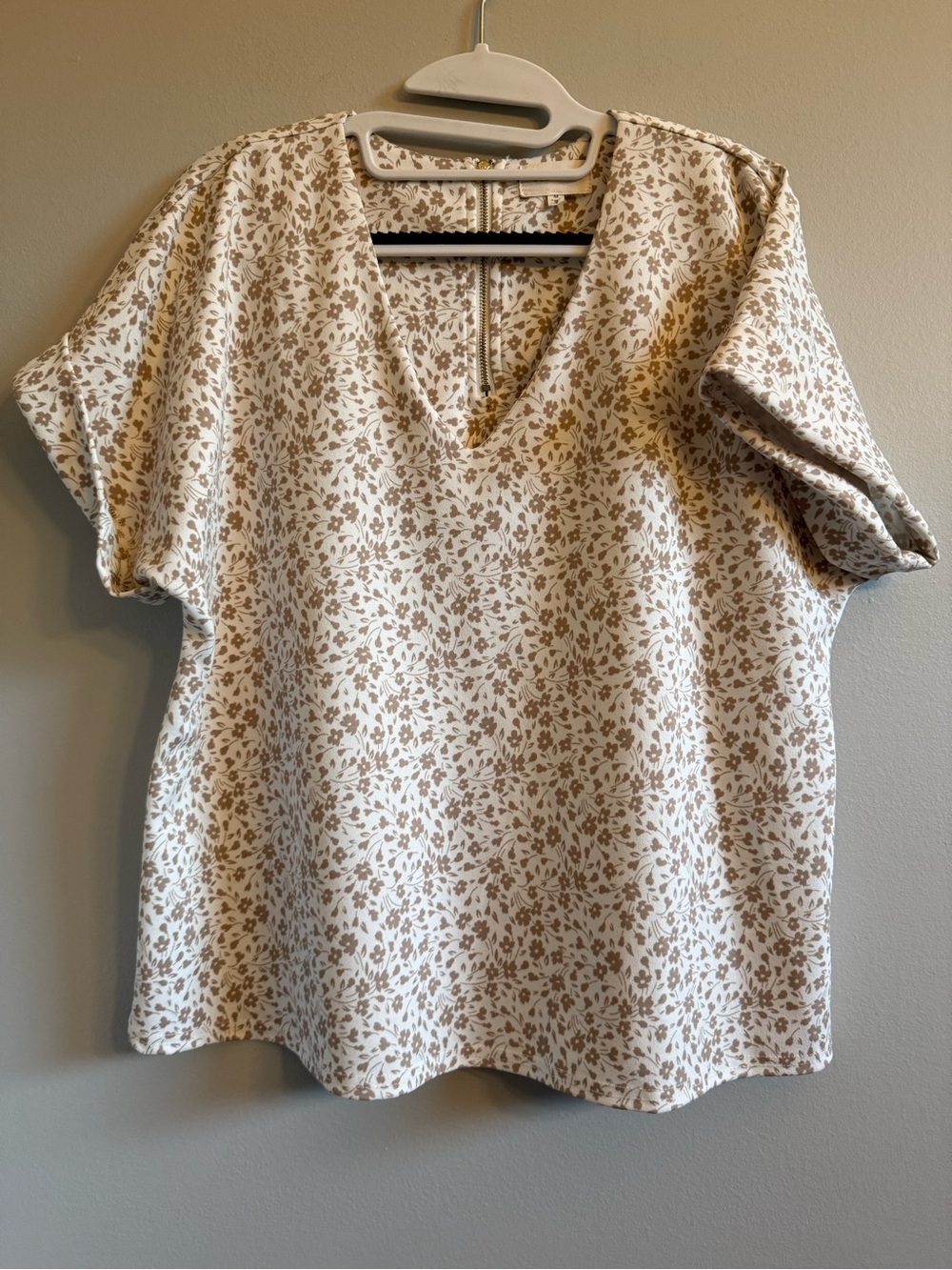 Melloday short sleeve floral zip back top, Medium, EUC